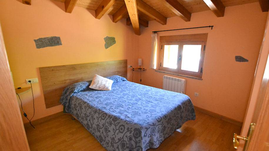 Habitación con cama de matrimonio en uno de los apartamentos Doña Petra