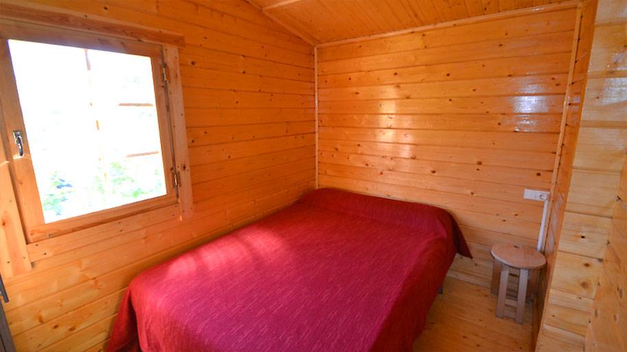 Interior de una habitación de una cabaña