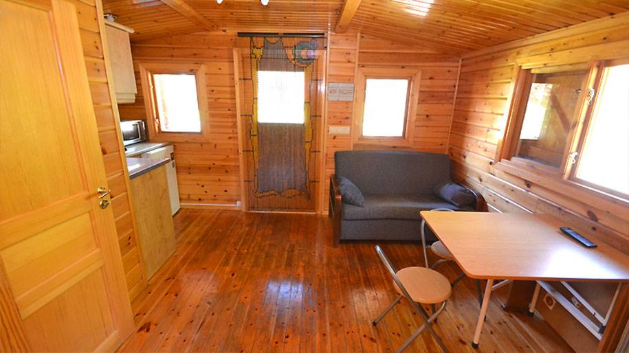 Interior de la cabaña de madera